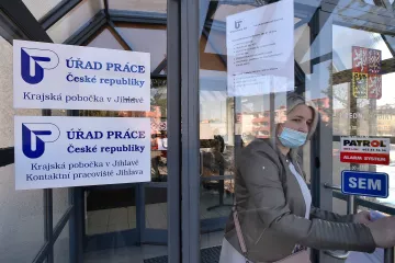 Úřadům práce chybí přes dvě stovky pracovníků, nestíhají vyřizovat příspěvky
