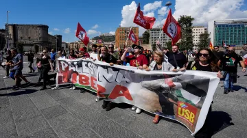 Lidé v italské Neapoli s transparentem „Svobodná Palestina“ během celostátní stávky pod heslem „Zablokujme všechno“ na znamení solidarity s Gazou a s výzvou k zastavení dodávek zbraní do Izraele (22. září 2025)
