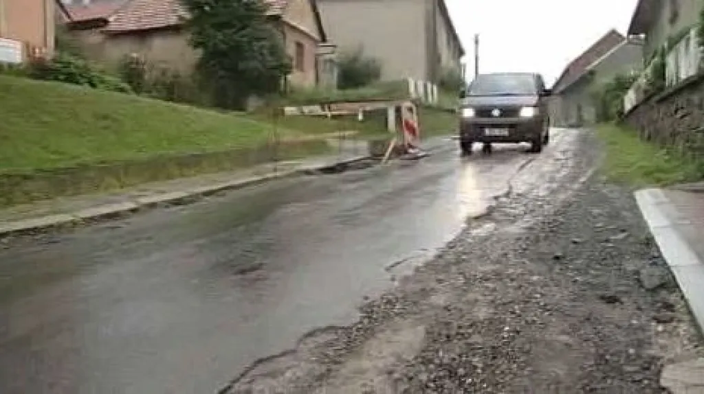 Poničená vozovka