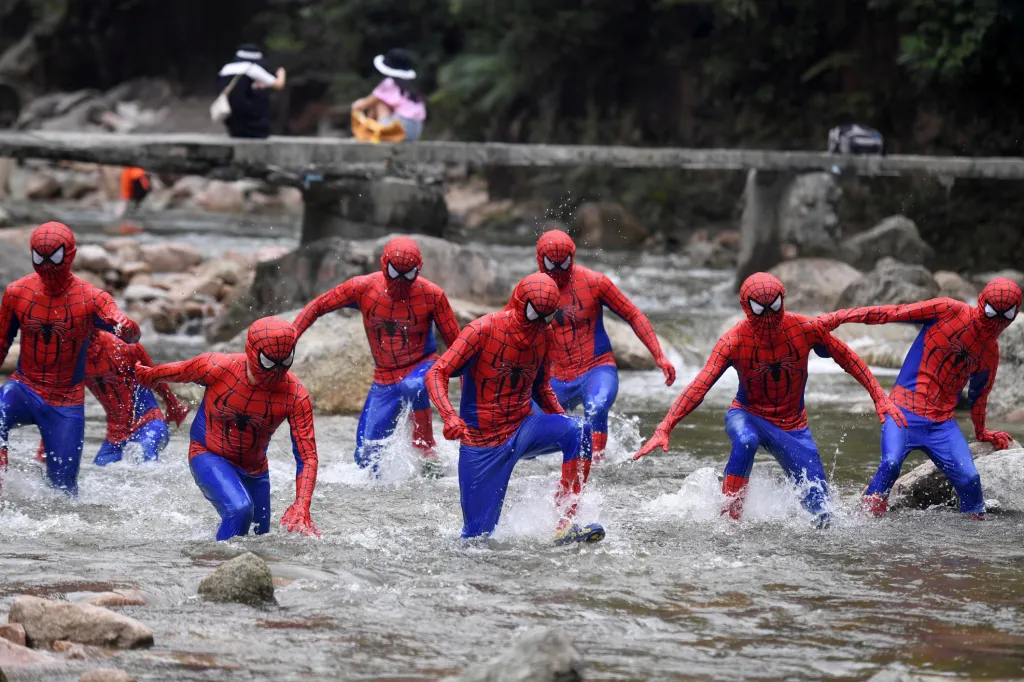 Cosplayového běhu v potoce se účastnilo několik desítek „Spider-Manů“ během akce v národním lesoparku v Čchen-Čou v provincii Chu-nan v Číně