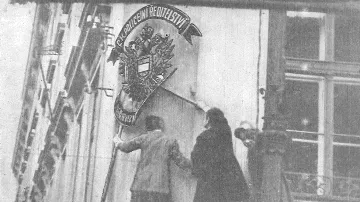 Odstraňování označení C. a K. policejního ředitelství z budovy pražského velení policie v říjnu 1918