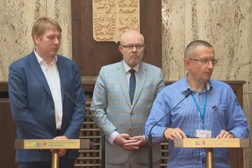Očkování čtvrtou dávkou vakcíny proti covidu začne v pondělí, oznámil Válek