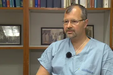 Člověk není definován jen vizáží. Transplantace obličeje zatím nikdo nelitoval, říká chirurg Pomahač