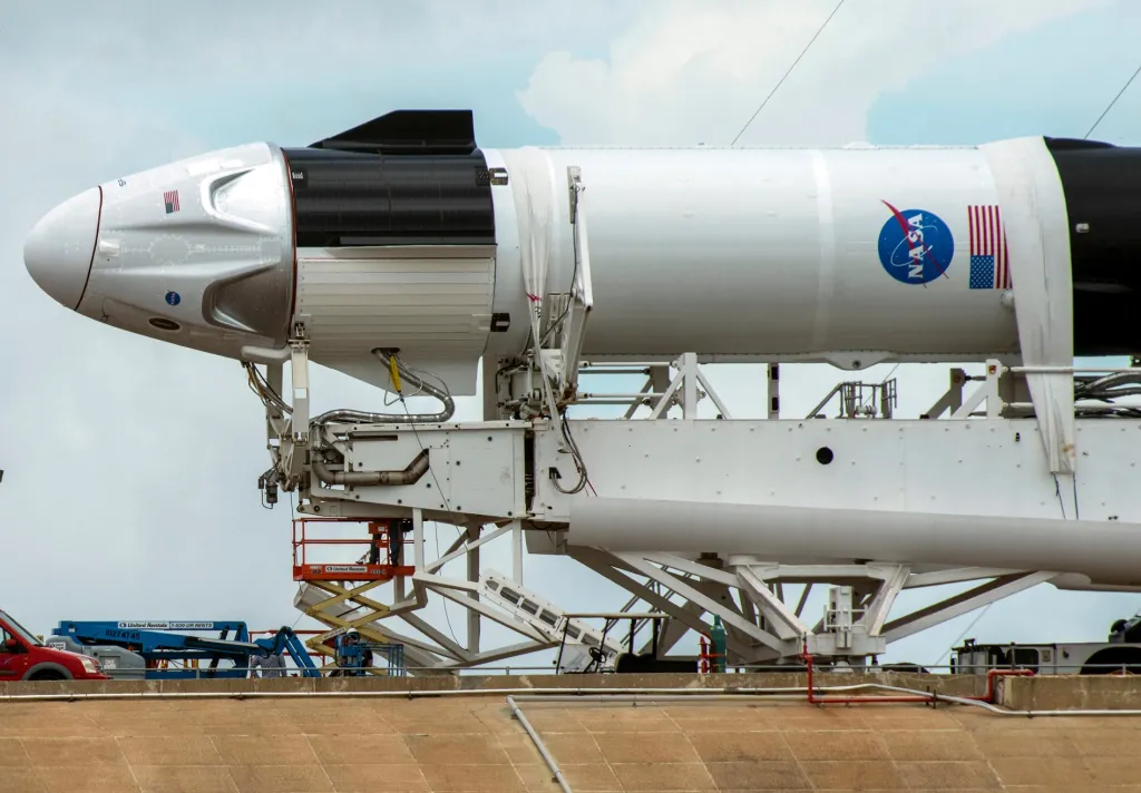 Společnosti SpaceX a NASA odložily plánovaný start rakety Falcon 9. Důvodem bylo špatné počasí, které vládlo nad Floridou