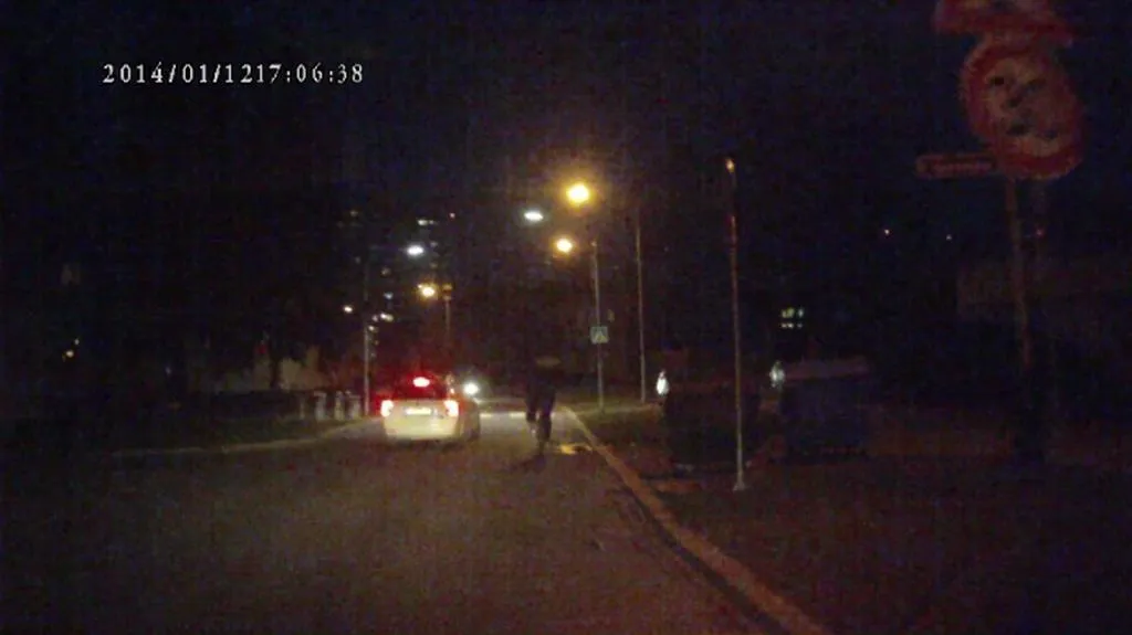 Záběr předjíždějícího policejního vozu v Přerově