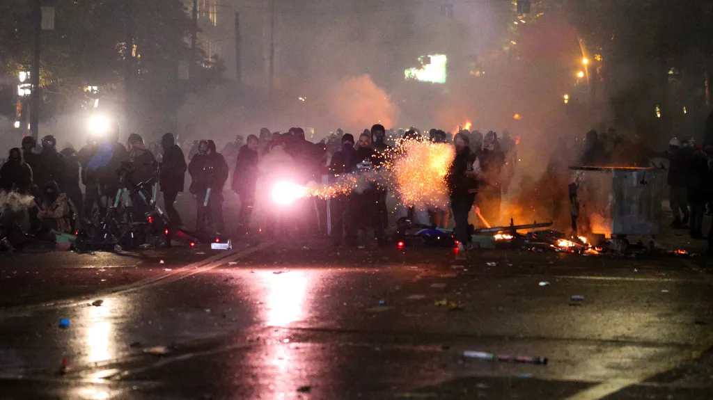 Potlačování nedělních protestů v Tbilisi