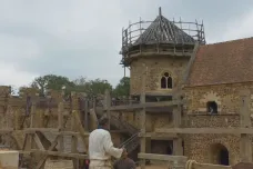 Při rekonstrukci Notre-Dame mohou pomoci tesaři ze „středověkého“ hradu v Burgundsku