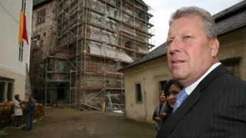 Ministr kultury Besser na nádvoří hradu Bečov