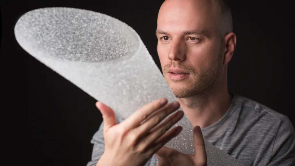 Peter Olah s trofejí pro Tour de France 2015