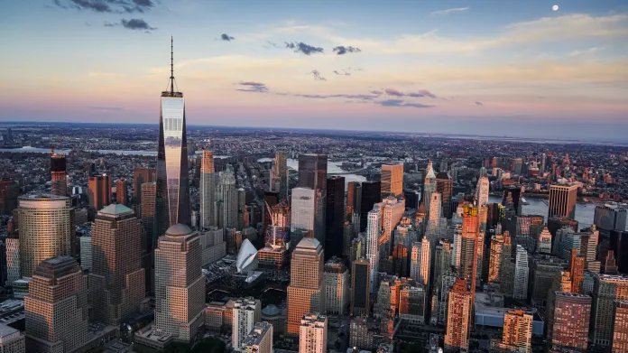 Nástupce Dvojčat Budova One World Trade Center (na snímku vlevo) byla dokončena v květnu 2013 jako nejdražší stavba na světě díky enormním bezpečnostním opatřením. Stavba je čtvrtou nejvyšší budovou na světě, první na západní polokouli, s výškou 541,3 metrů.