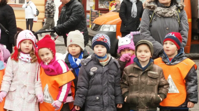 Děti sledují instalaci vánočního stromu