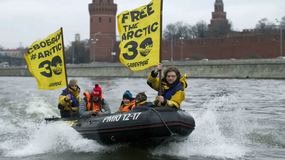 Aktivisté Greenpeace protestují u Kremlu proti zadržení lodi Arctic Sunrise