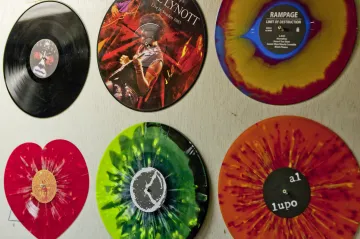 Stahovat či nestahovat? Jaký je názor samotných muzikantů?