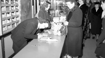 Předvánoční prodej v Bílé labuti v Praze (1948)