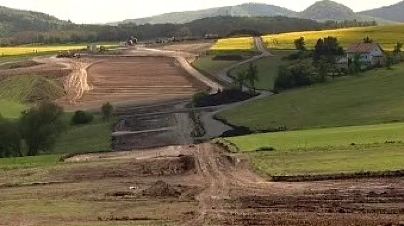 Trasa dálnice D8 v Českém středohoří