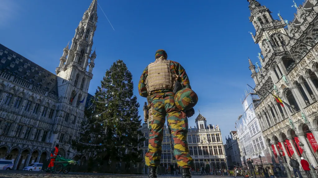 Vojenské hlídky na Velkém náměstí v Bruselu