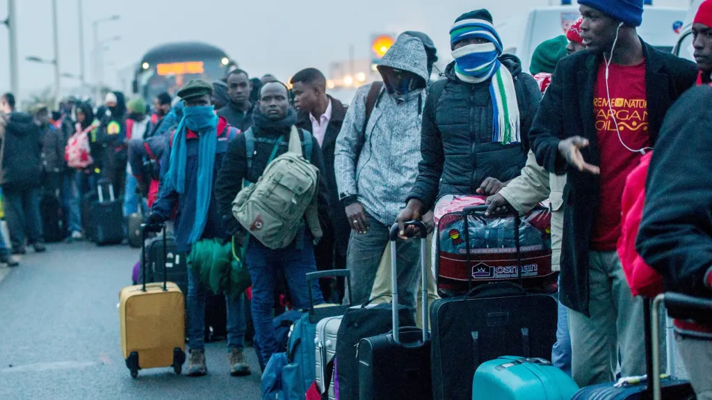 Evakuace uprchlického tábora v Calais na severu Francie