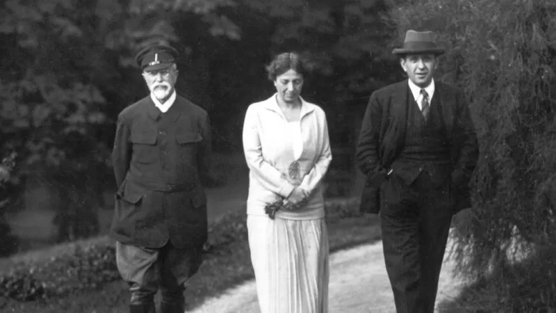 Při lánské procházce s otcem a bratrem Janem