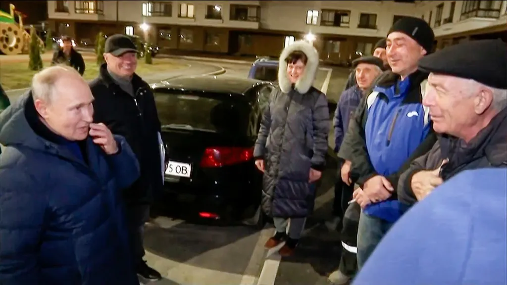 Vladimir Putin je podle ruské televize na snímku s místními obyvateli během své návštěvy Mariupolu