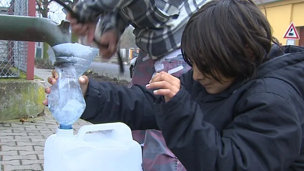 Lidé čerpají vodu z obecní studny