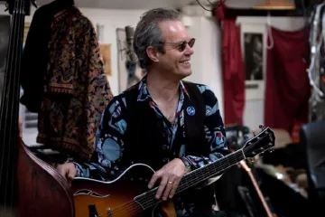 „Udělá si na mě čas,“ říká o vztahu se slavnějším bratrem Chris Jagger. V Česku zahrál sám za sebe