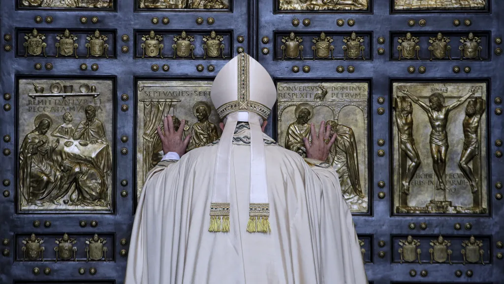 Papež František otevírá Svatou bránu
