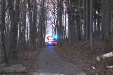 Stále silně fouká, výstraha platí až do pondělí. Hasiči mají méně práce, stovky lidí jsou ale bez elektřiny
