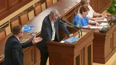 Marian Jurečka a Andrej Babiš při sněmovním jednání o změnách v penzích