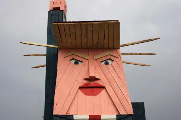 Týden obrazem: Nejstarší japonský ragbista, zeleninový obchod na vodě a rekreace u hurikánu