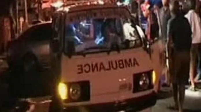 Ambulance nakládá raněné