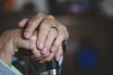 Násilí ze strany blízkých čelí téměř třetina seniorů, ukázal průzkum