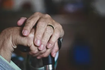 Násilí ze strany blízkých čelí téměř třetina seniorů, ukázal průzkum