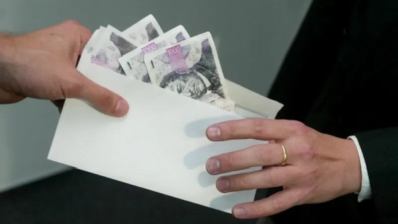 Politici se přetahují o peníze.