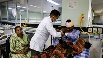 Lékař ošetřuje zraněného demonstranta po protivládních protestech v Nepálu