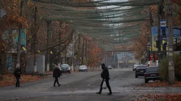 Ulice v Chersonu pokrytá protidronovou sítí