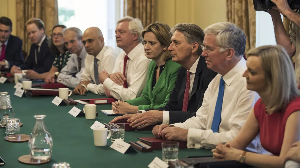 Zasedání britské vlády (šéfka vnitra uprostřed v zeleném)