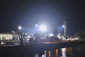 Nový pardubický stadion kritizují sousedé. Světla z něj září do dalekého okolí