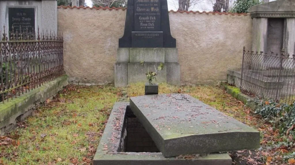 Vykradená hrobka