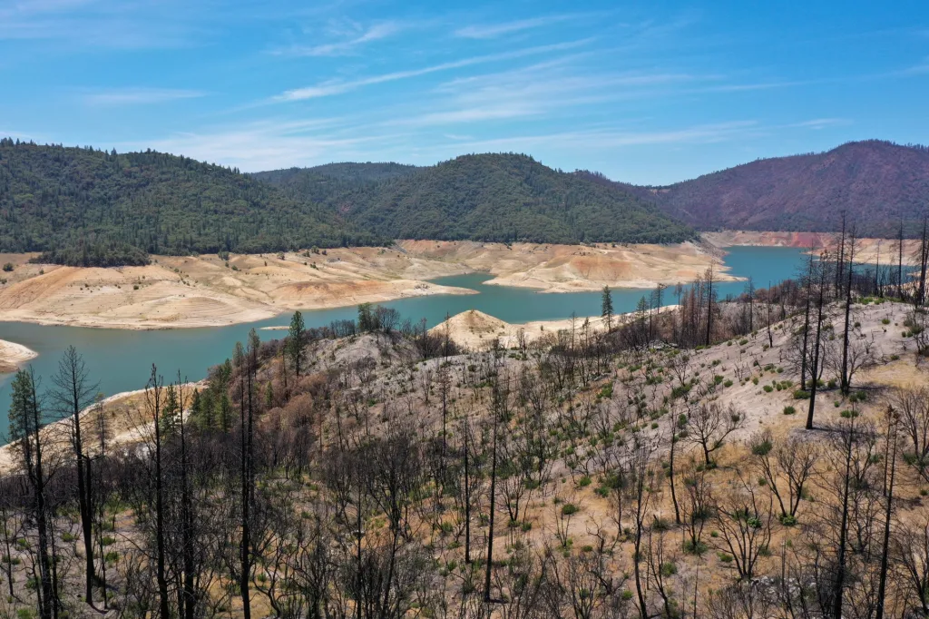 Nízká hladina vody v důsledku sucha je patrná v Hooverově přehradě poblíž Las Vegas a v nádrži Oroville na západním úpatí pohoří Sierra Nevady