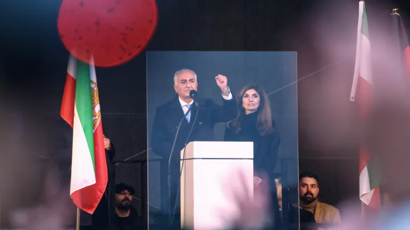 Syn posledního íránského šáha Rezá Pahlaví promuvil na demonstraci v Mnichově