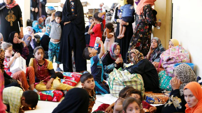Civilisté, kteří uprchli z předměstí Fallúdži, se provizorně shromáždili v nedalekém městě Karma