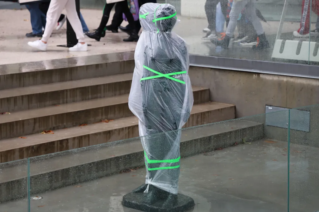 Projekt Slobodnej národnej galérie k 35. výročí Sametové revoluce spočíval v kurátorských zásazích do dlouhodobých výstav – cenzuře vystavených děl a sérii odborných přednášek a komentovaných prohlídek pro veřejnost