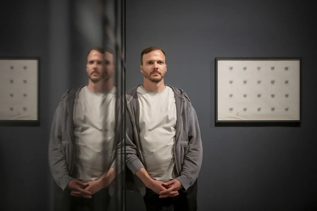 „S Davidem jsme mluvili o výstavě den před jeho smrtí. Líbily se mu fotky DOXu a těšil se, až v tomto prostoru uvidí své umění. Měl v Ottu důvěru a byl nadšený, že bude moct svou tvorbu sdílet s lidmi v Praze. Když zemřel, jako by se svět přestal točit,“ podotkl Michael T. Barile z The David Lynch Estate