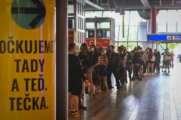 Očkování jednoznačně funguje, je to vidět na datech, řekl Vojtěch
