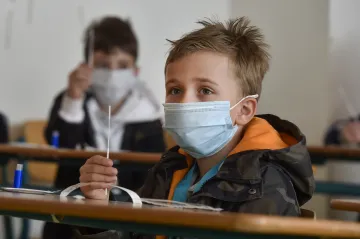 Potíže školního testování: Ředitelé míří na nákup do lékáren, učitelé vyrábějí chybějící stojánky z papíru