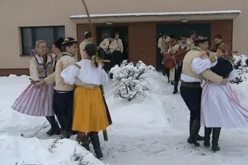Cimbálová muzika, kroje a vysoké závěje. I tak vypadaly Velikonoce na Zlínsku