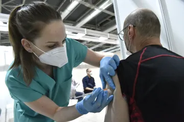 Strategií je nižší počet očkovacích center a vyšší kapacity velkých, uvedl premiér