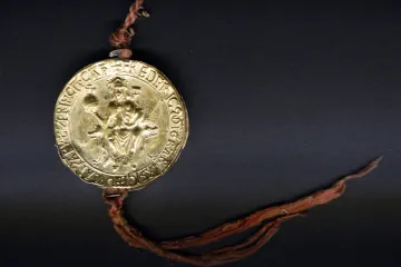 Osud českých králů zpečetěn. Tři listiny Zlaté buly sicilské jsou poprvé vystaveny pohromadě