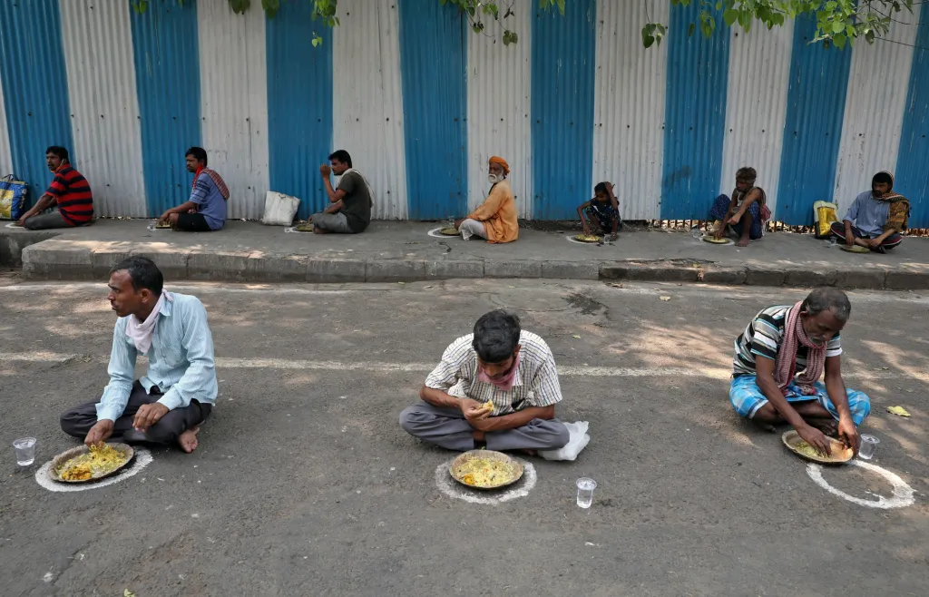 Život na ulici je v Indii běžný, ale v tuto chvíli velmi komplikovaný. Jednotlivci mají na zemi vyznačené místo tak, aby nedocházelo ke kontaktu a šíření choroby. Na vše dohlíží policisté, kteří zabezpečují rozdělení potravy