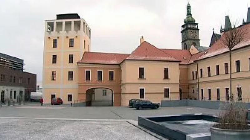 Běžný pracovní den dnes měli zaměstnanci krajského úřadu v Hradci Králové. Po nedávném stěhování do nového sídla v bývalém pivovaru chtěli moderní prostory ukázat veřejnosti.